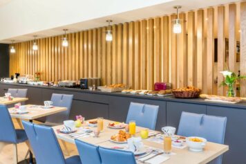 Petit déjeuner au restaurant de l'hôtel